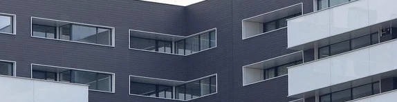 Fachada de um edifício residencial moderno com varandas em fita.