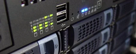 Rack de servidores com luzes de status acesas, visto de perto.