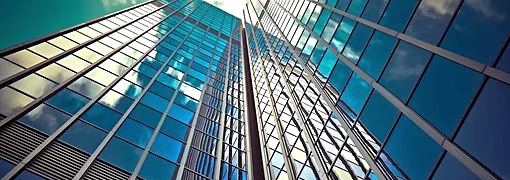 Fachadas espelhadas de torres comerciais vistas de baixo para cima.